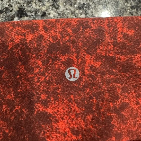 Lululemon Wunder Train High-Rise Short 8"
Denim Wash Print Autumn Red Black - Picture 2 of 7